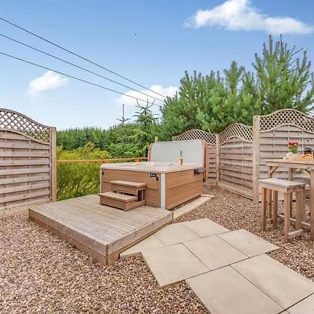 Lochinvar - Clydesdale Log Cabin with Hot Tub Airdrie Exteriör bild