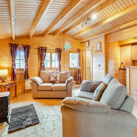 Lochinvar - Clydesdale Log Cabin with Hot Tub Airdrie Exteriör bild