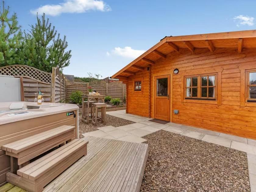 Lochinvar - Clydesdale Log Cabin with Hot Tub Airdrie Exteriör bild