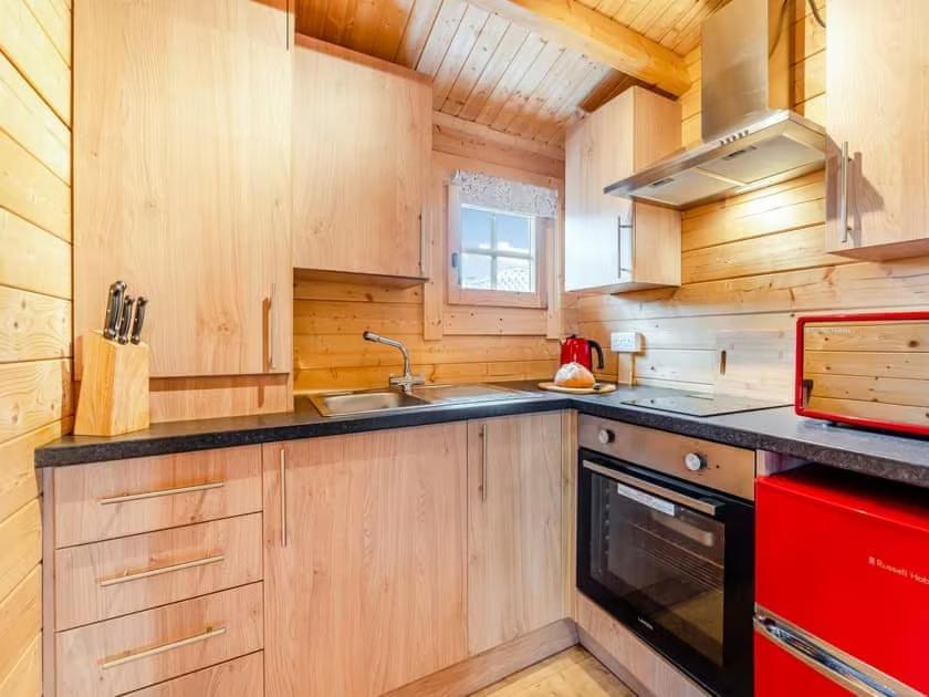 Lochinvar - Clydesdale Log Cabin with Hot Tub Airdrie Exteriör bild