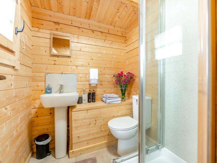 Lochinvar - Clydesdale Log Cabin with Hot Tub Airdrie Exteriör bild