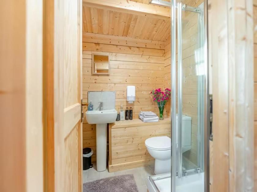 Lochinvar - Clydesdale Log Cabin with Hot Tub Airdrie Exteriör bild