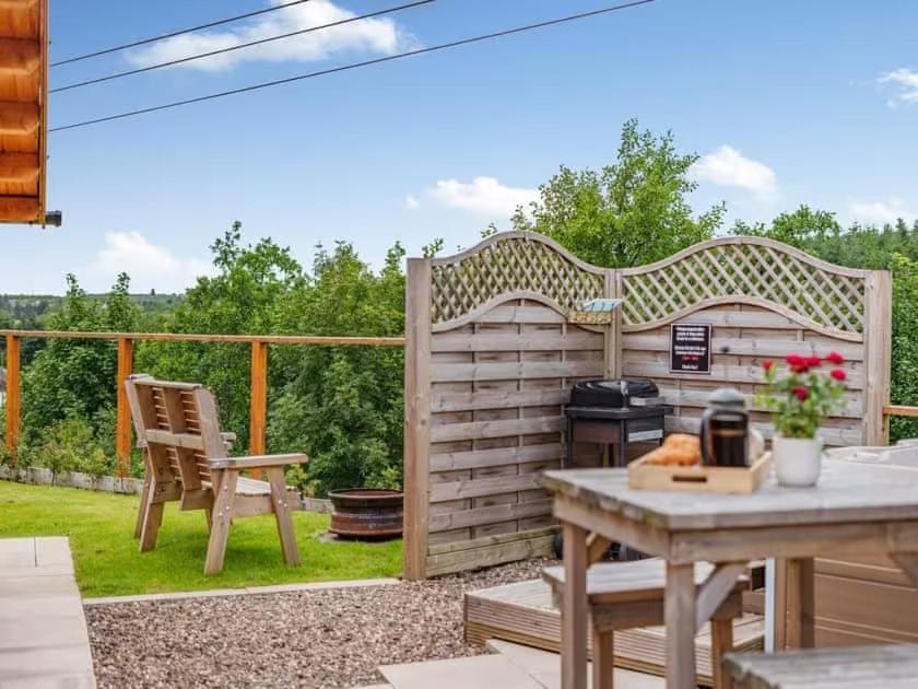 Lochinvar - Clydesdale Log Cabin with Hot Tub Airdrie Exteriör bild