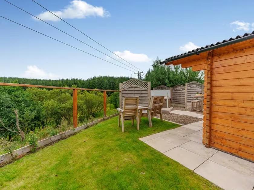 Lochinvar - Clydesdale Log Cabin with Hot Tub Airdrie Exteriör bild